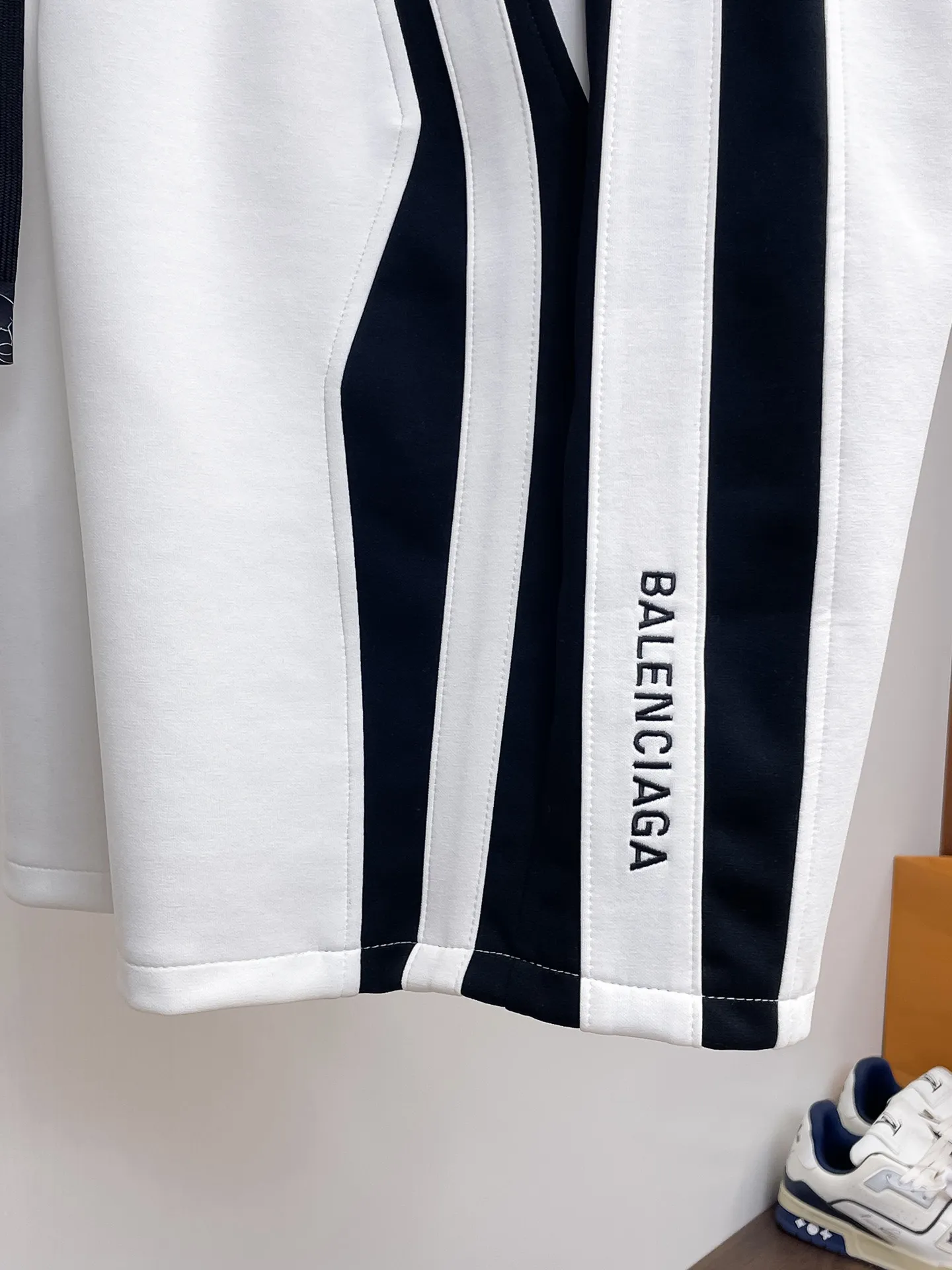 Balenciaga's three-standard complete 2026 summer New Arrival men's casual shorts, advanced custom-made Breathable fabric, Breathable fabric, extremely stretchy and comfortable, impeccable details, top-grade accessories, original logo design concept, delicate and soft feel! The upper body fit is awesome! Size: M-XXXL Please state your height and weight when ordering